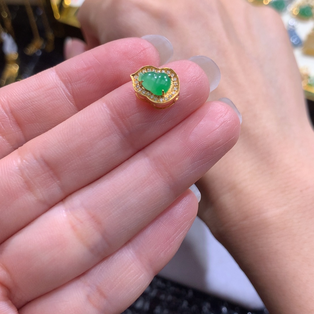 挖***才翡翠18K金镶嵌颈饰翡翠