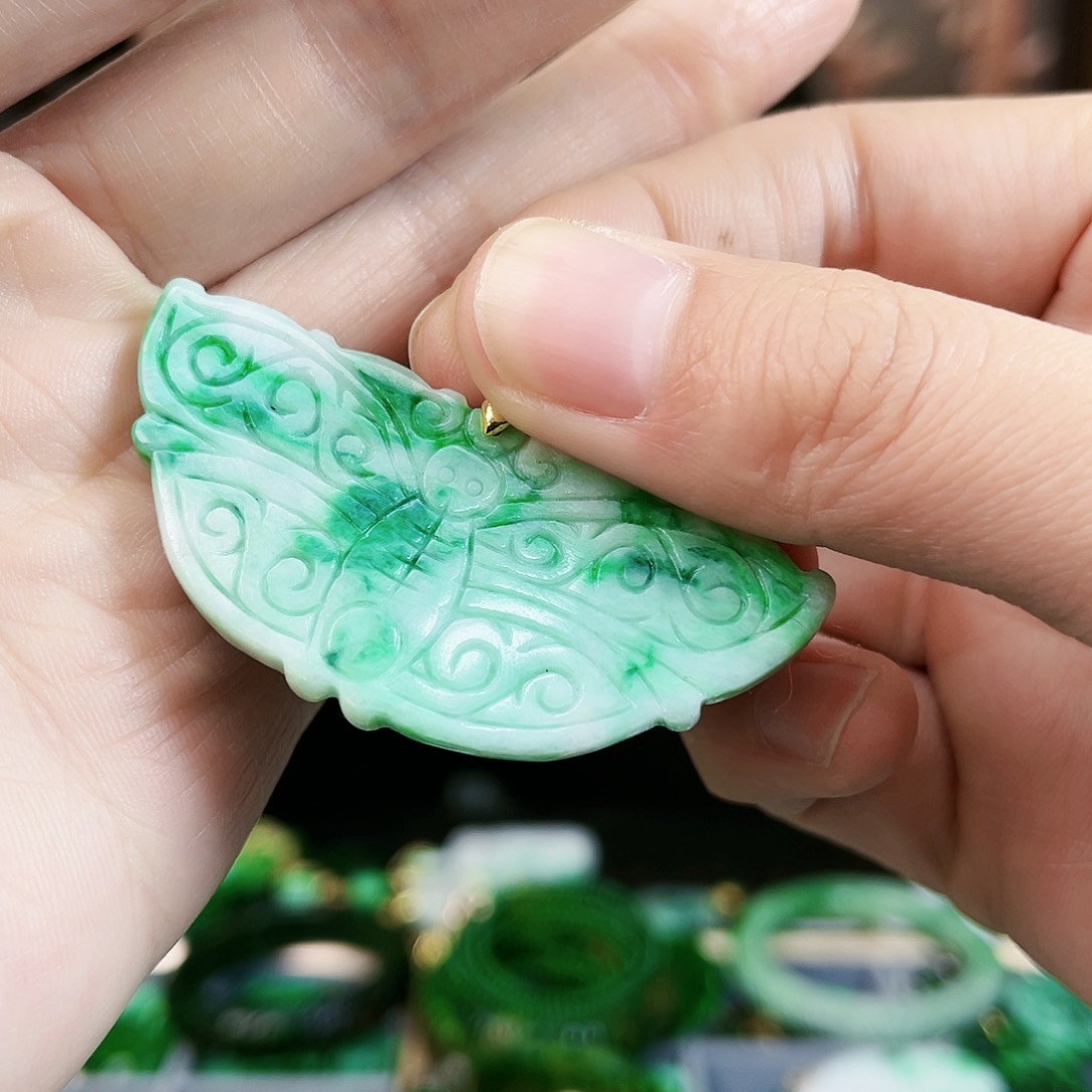 翡翠颈饰未镶嵌吊坠多样性