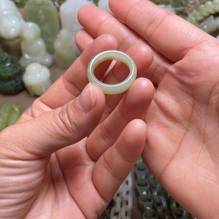 江***馨和田玉未镶嵌颈饰