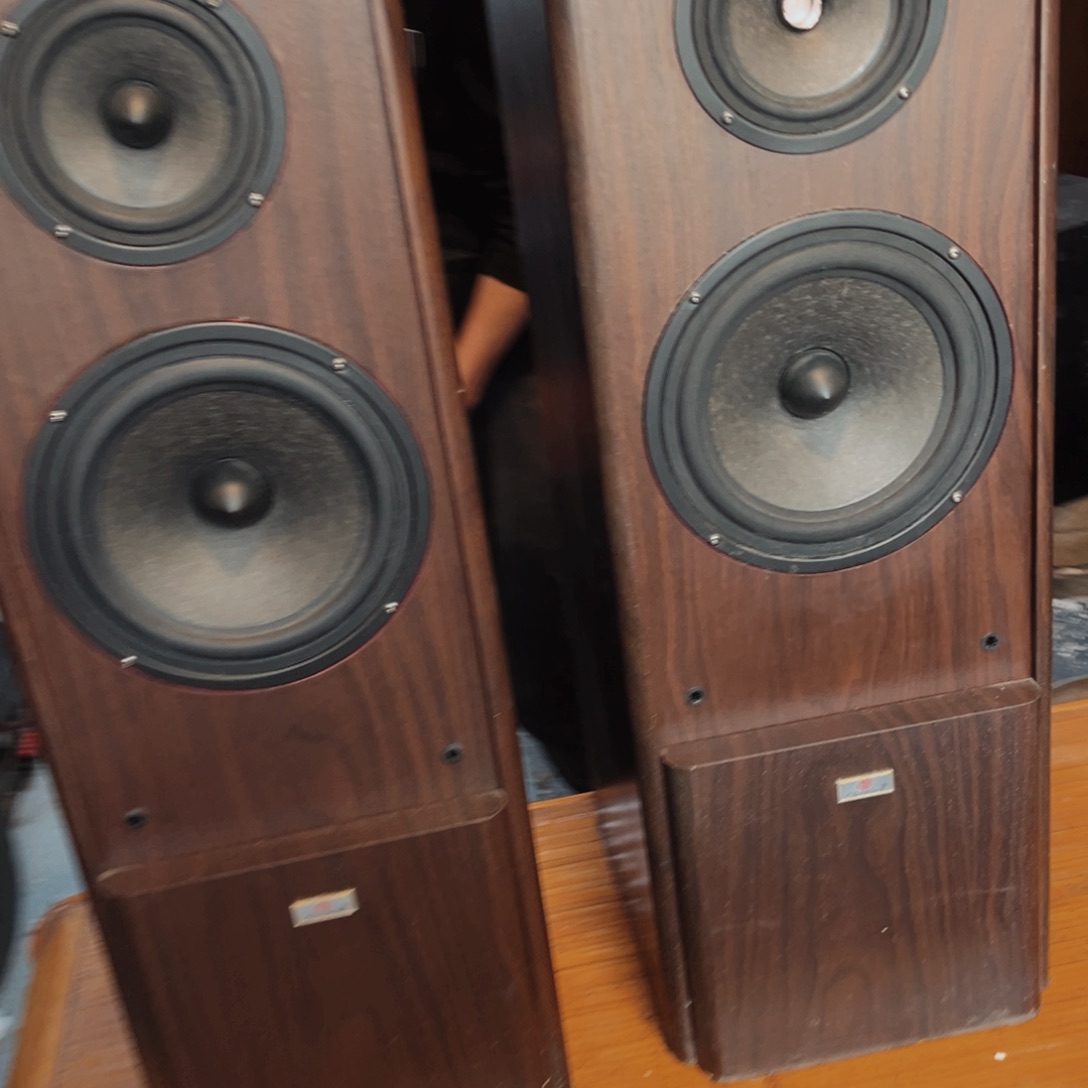 8新一对不知名的落地箱包邮