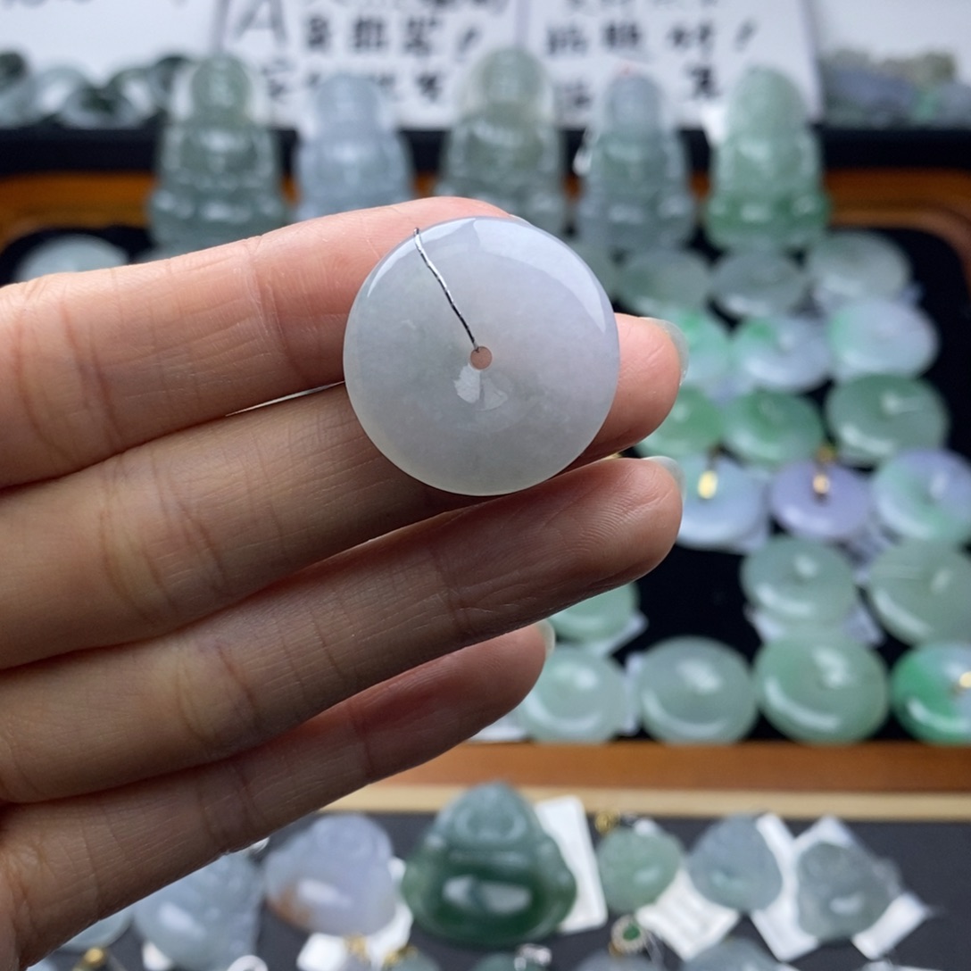 翡翠颈饰未镶嵌平安扣