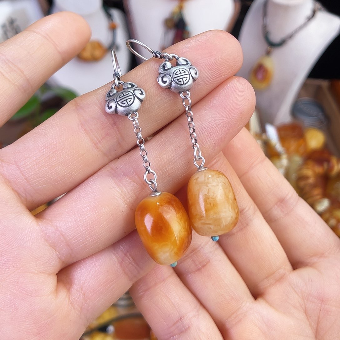 琥珀珠宝奇石未镶嵌。