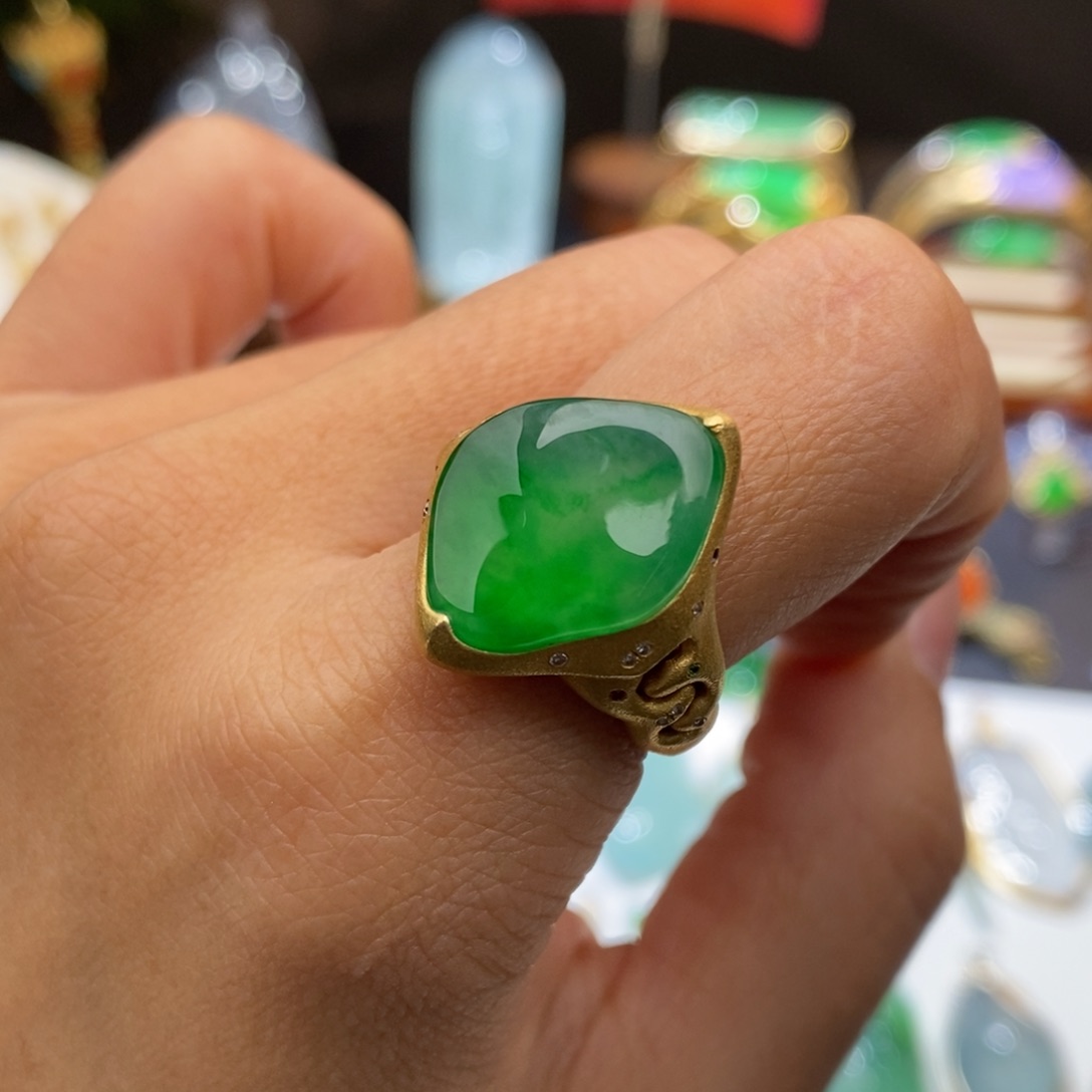 翡翠戒指18K金镶嵌戒指