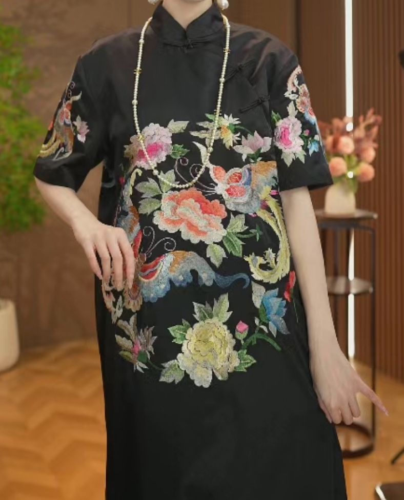 【国色芳华】夏季短款新中式复古刺绣改良短袖连衣裙2025C8052—薇薇