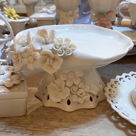 白瓷冰**人团团花盘子带脚跟