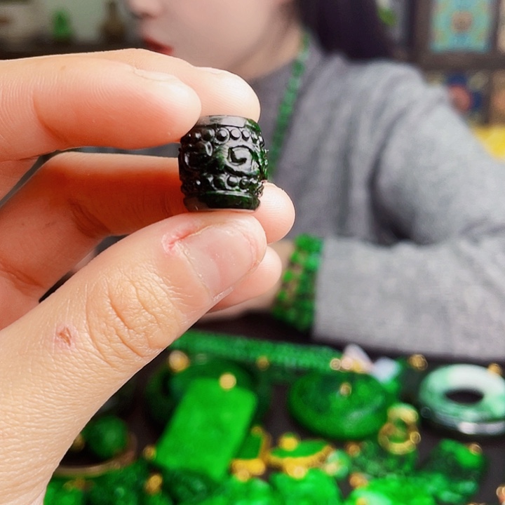 翡翠未镶嵌颈饰多样性