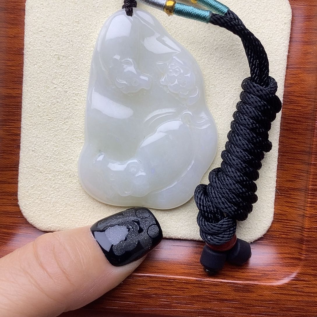 翡翠未镶嵌颈饰生肖牛挂件