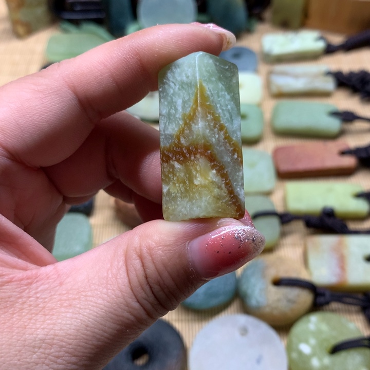 蛇纹石玉颈饰未镶嵌