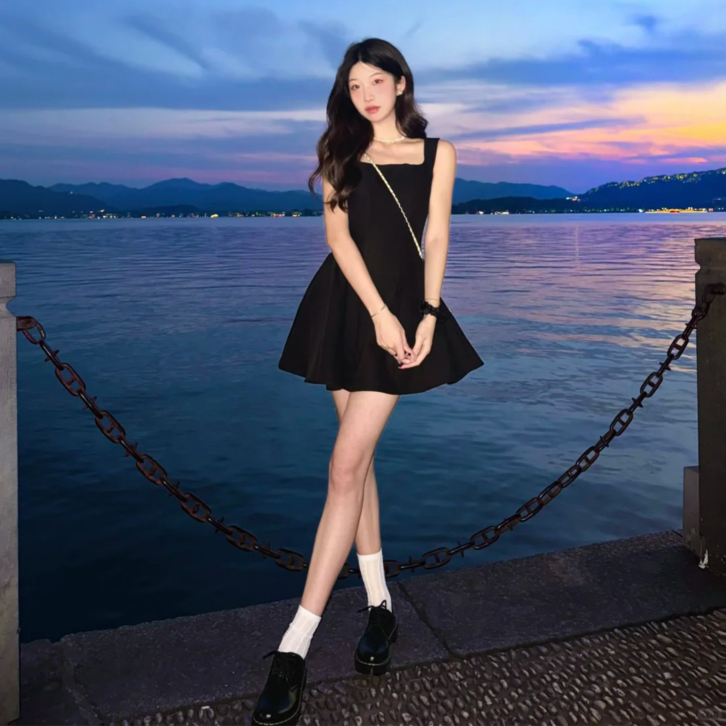 蕉下客黑色掐腰连衣裙女夏2025新款巨好看显瘦吊带裙夏天a字小个