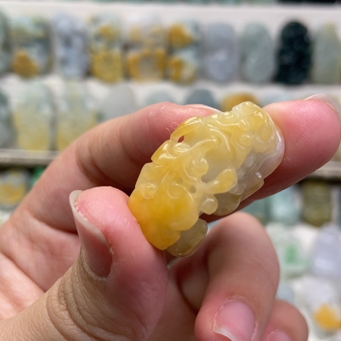 翡翠吊坠(赠链)未镶嵌