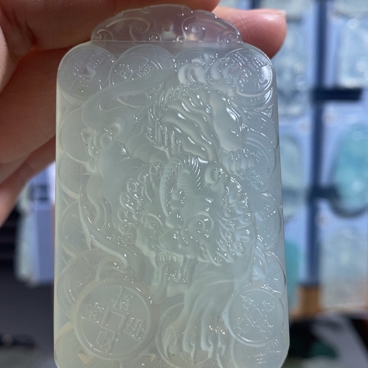 岫玉未镶嵌颈饰吊坠