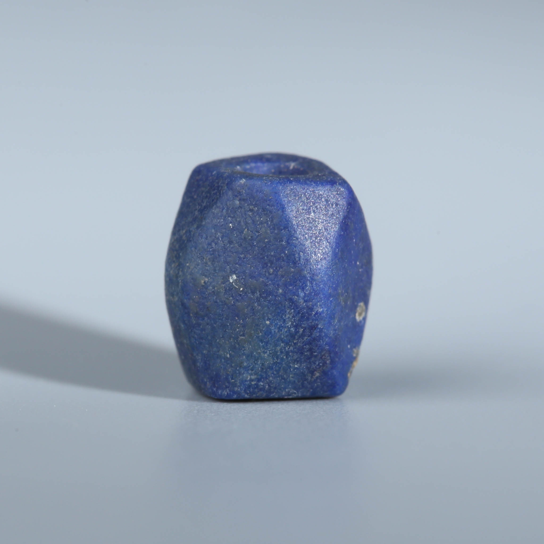 XY71-31  阿富汗地区青金石十四面体珠6.7*8.4mm