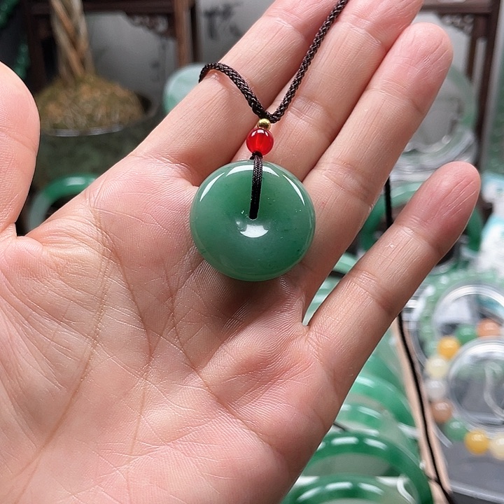 颈饰未镶嵌石英质玉