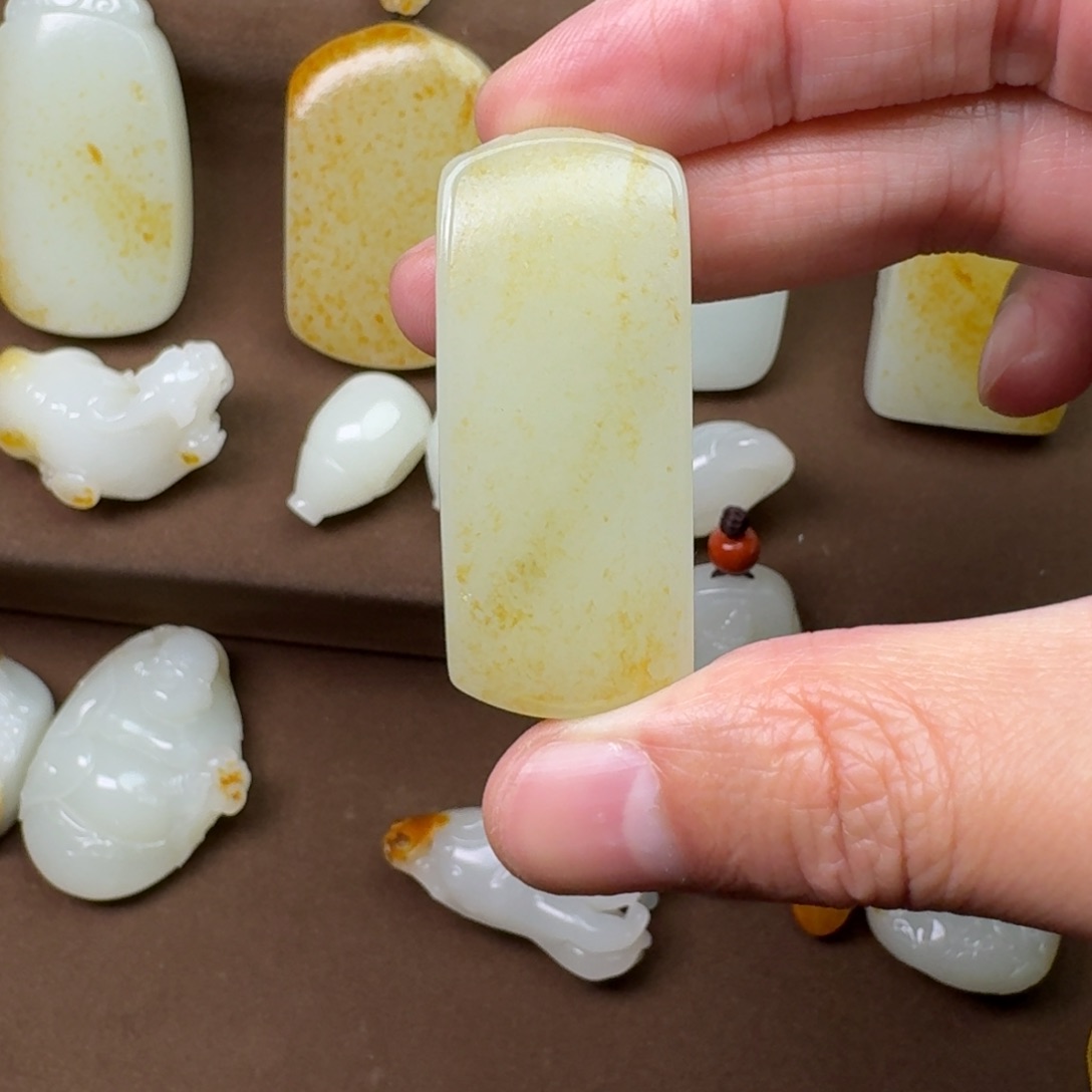 和田玉颈饰未镶嵌刘**?