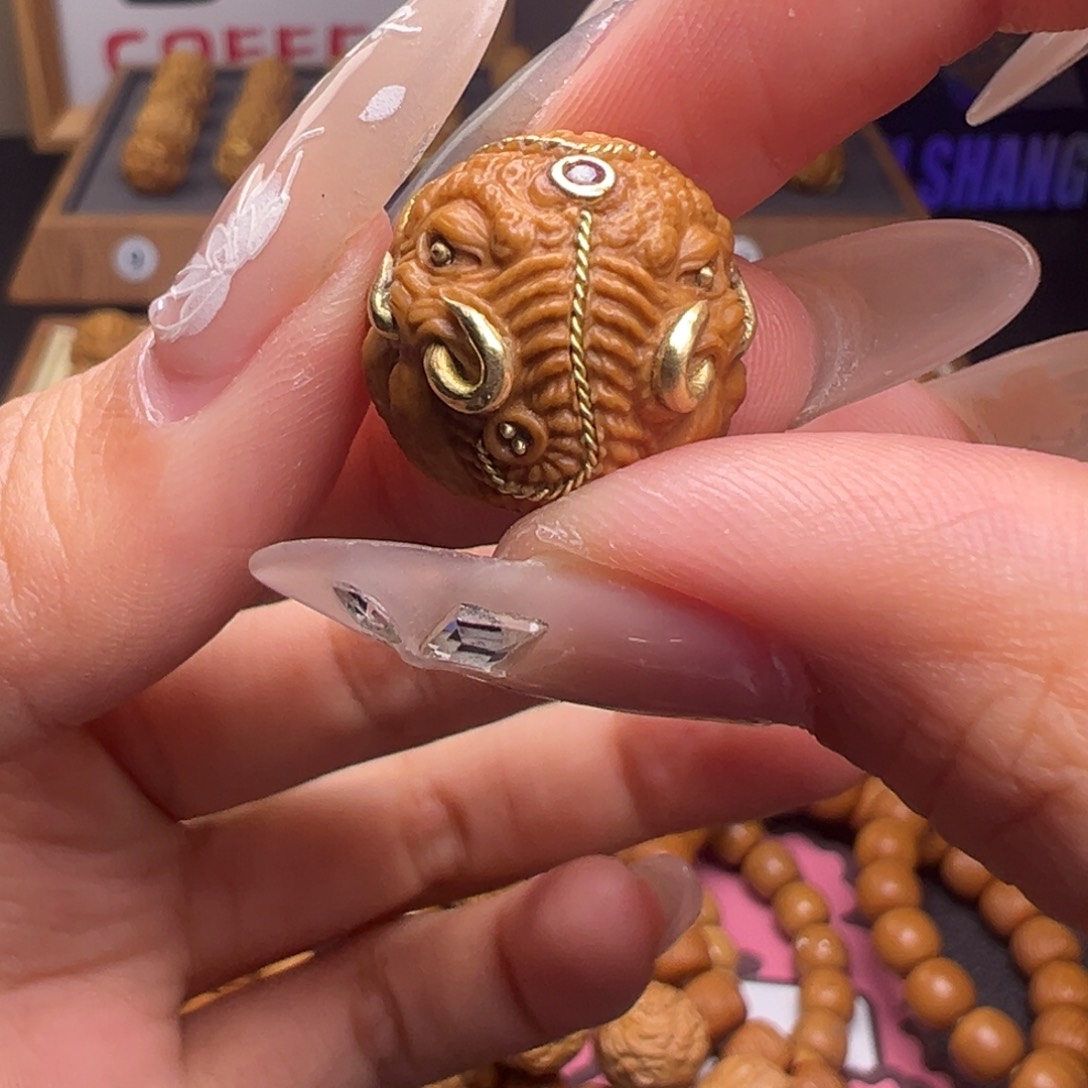 文玩核桃把件镶嵌款象神18左右尺寸全品有正常封口线