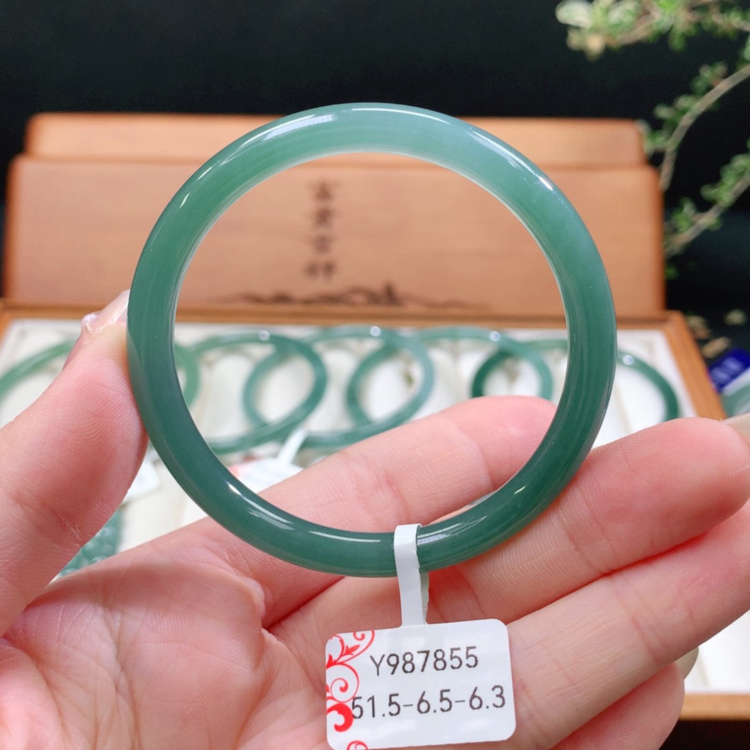 翡翠手镯未镶嵌天然