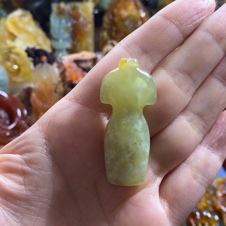 蛇纹石玉颈饰未镶嵌