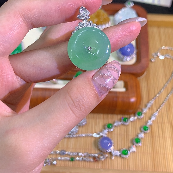 颈饰18K金镶嵌翡翠