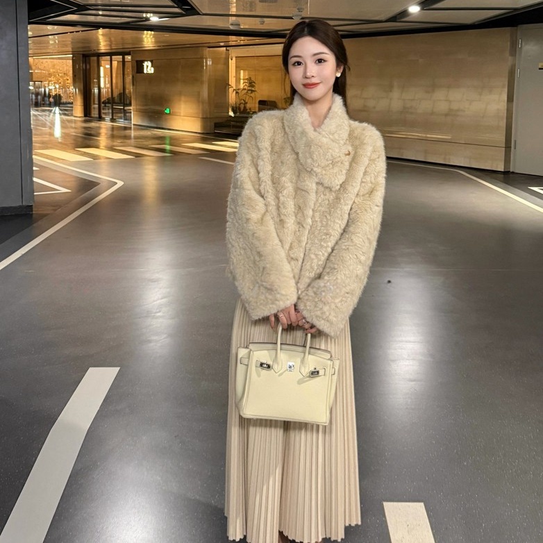 2025秋冬新款环保皮草女羊羔毛短款高级感皮毛一体围巾领毛毛外套