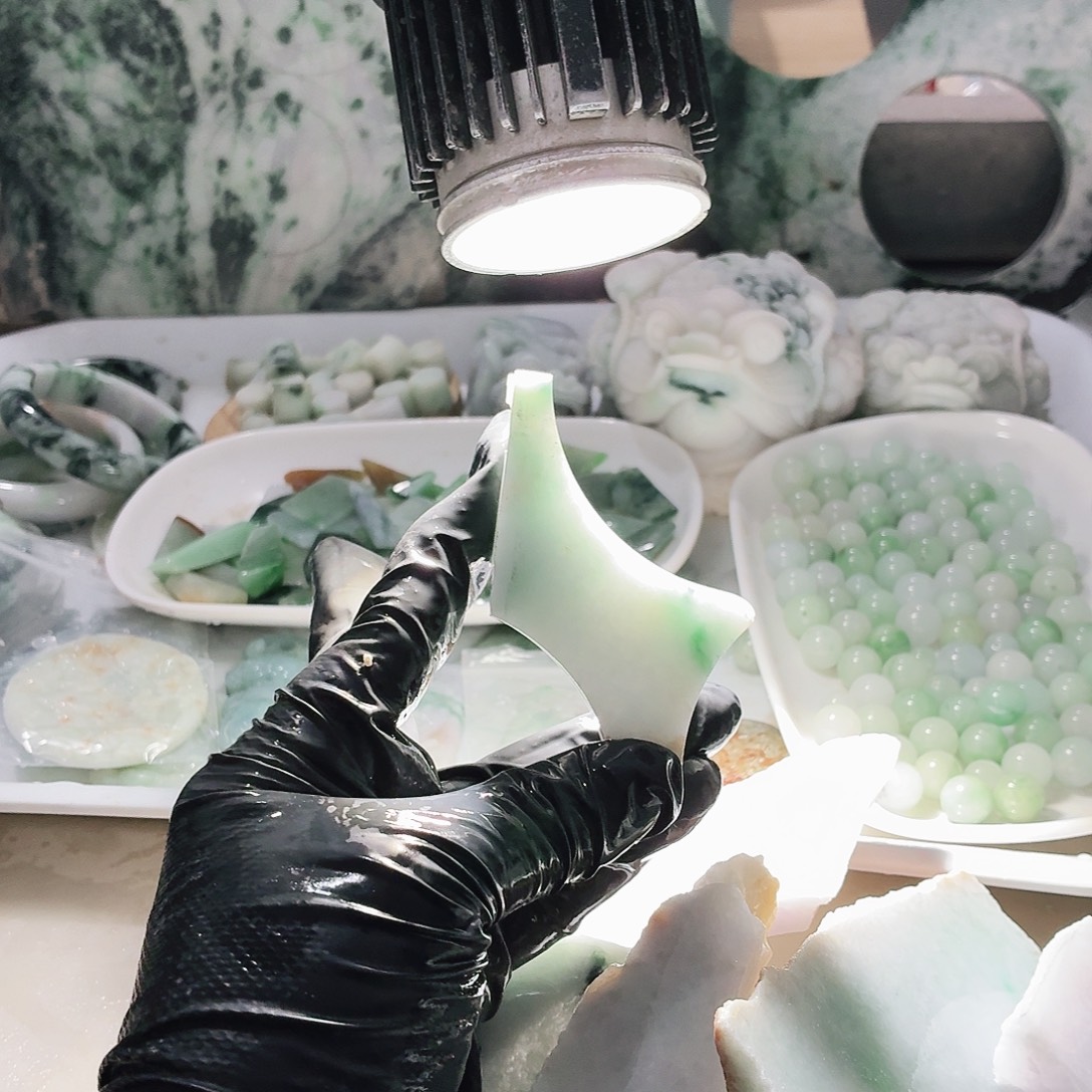 翡翠未镶嵌颈饰边角料