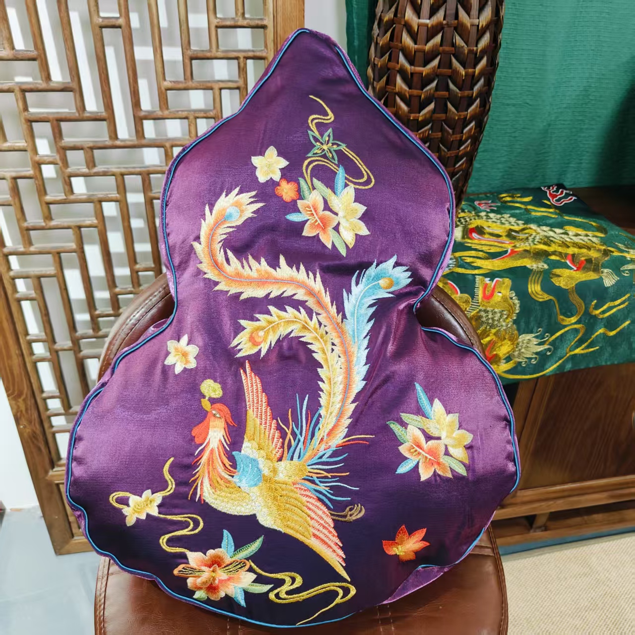 LD003-4凤徕兮私人定制紫底彩凤刺绣葫芦形靠背（靠枕）