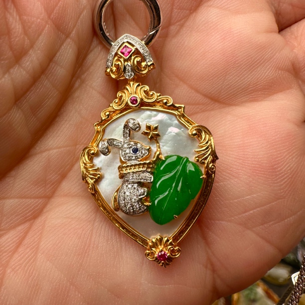 吉祥如意特色孤品翡翠吊坠