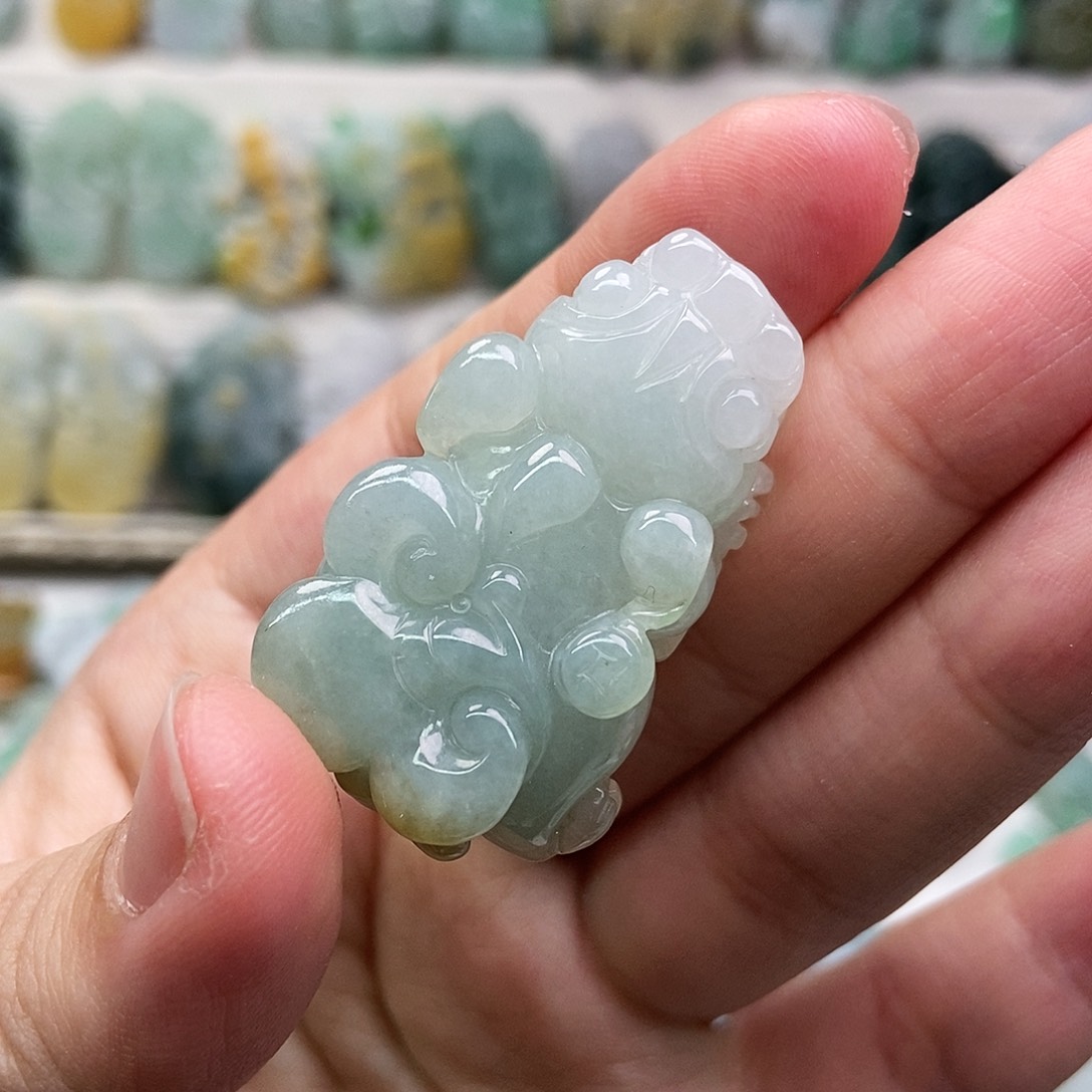翡翠未镶嵌吊坠(赠链)