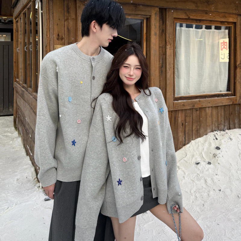 春秋季圆领宽松休闲韩版毛衣纽扣小众宽松型针织针织衫情侣开衫