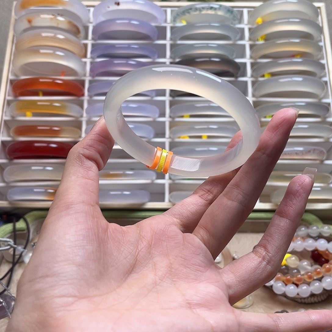 奶****玛瑙/玉髓未镶嵌手镯