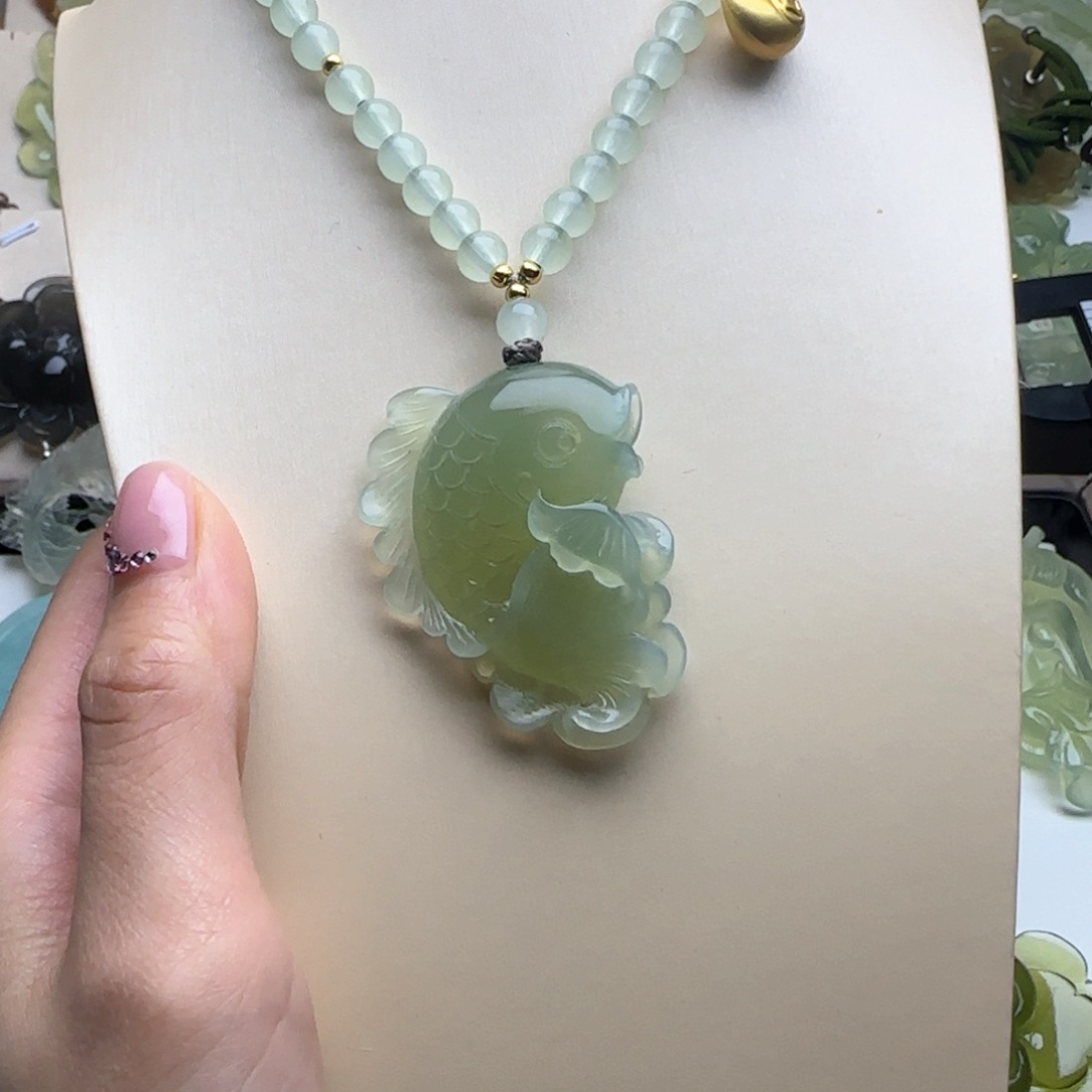 蛇纹石玉颈饰合金