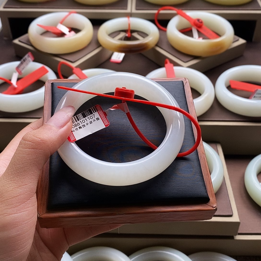 未镶嵌手镯和田玉直****、