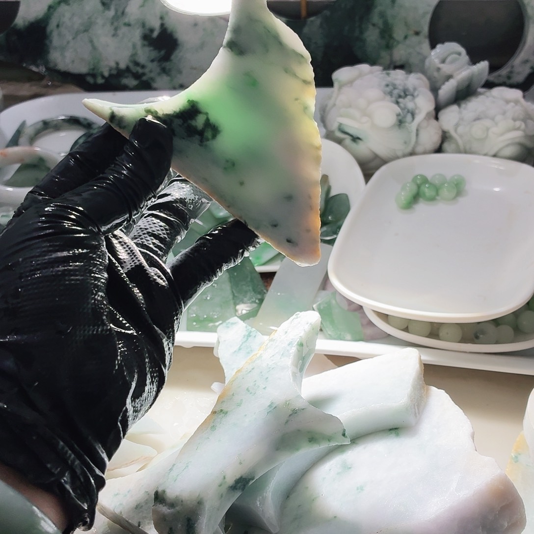 翡翠未镶嵌颈饰边角料