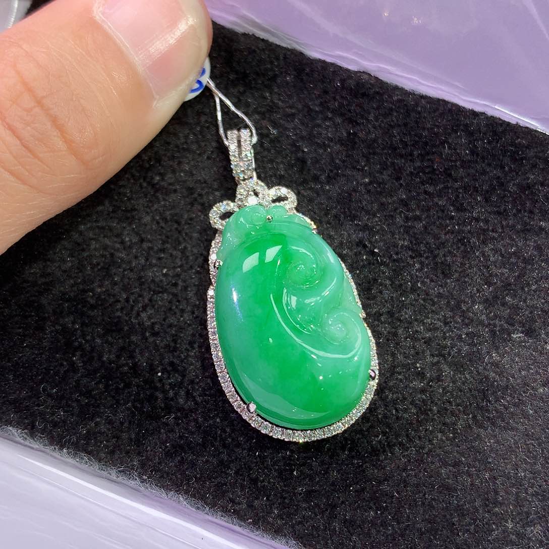 翡翠18K金镶嵌吊坠(赠链)