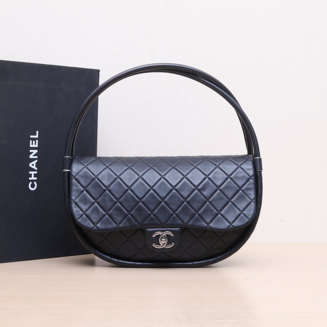 99新 Chanel/香奈儿 小花攀攀 黑色 皮革S 18开 银扣 呼啦圈 秀款