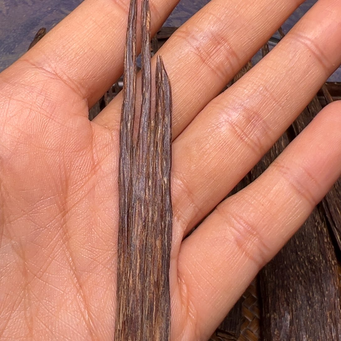 瓦***黑沉香碎屑沉香糖结红油虫漏1.1克