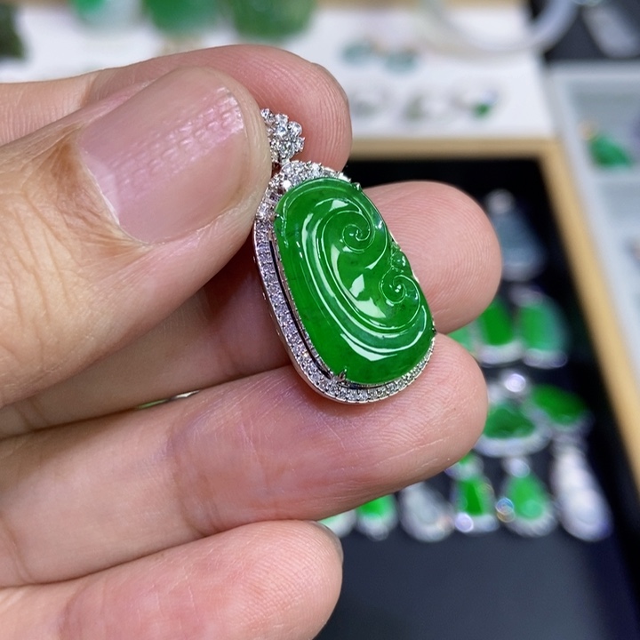 翡翠18K金镶嵌颈饰
