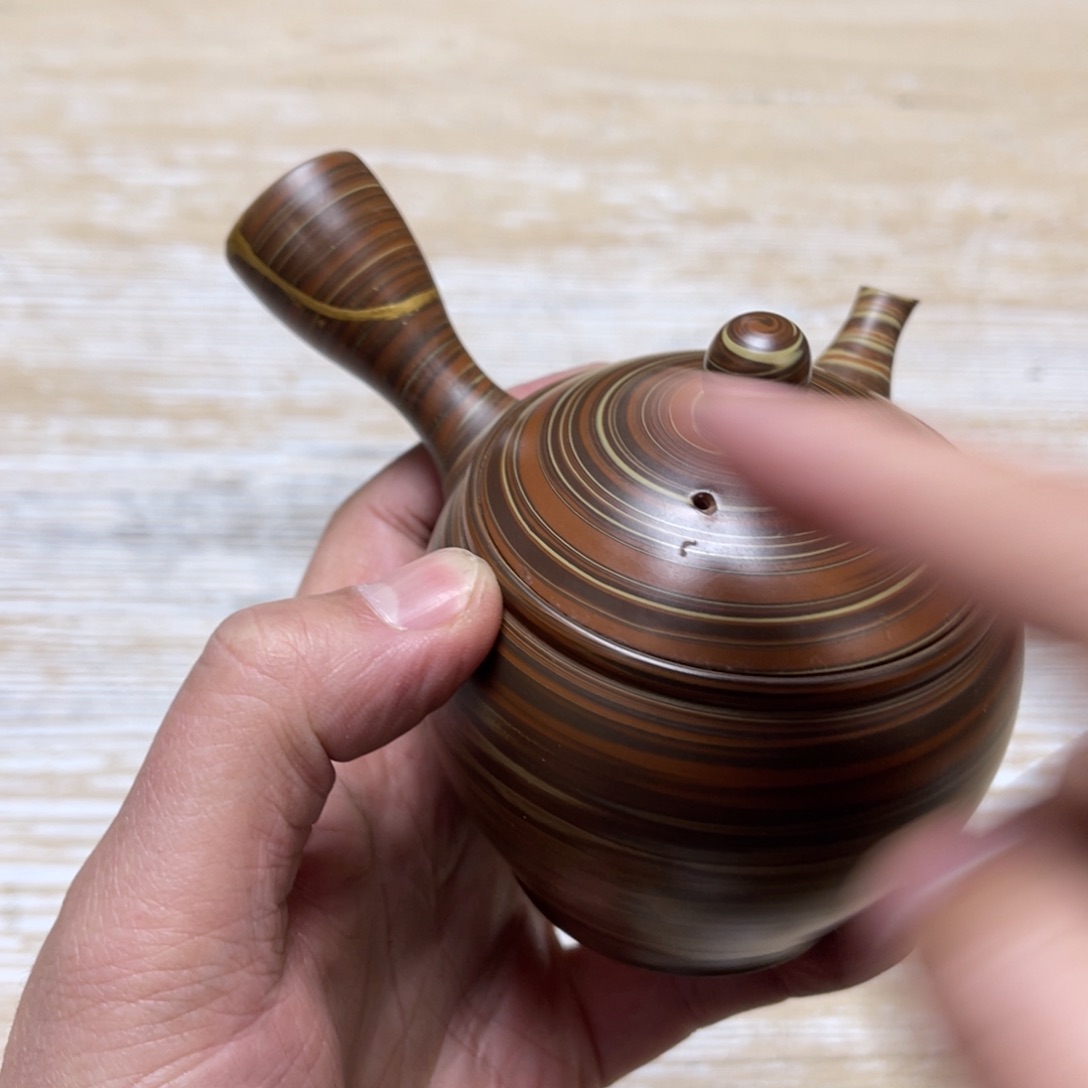 瓷片诚*贵密密麻麻地排列着一个