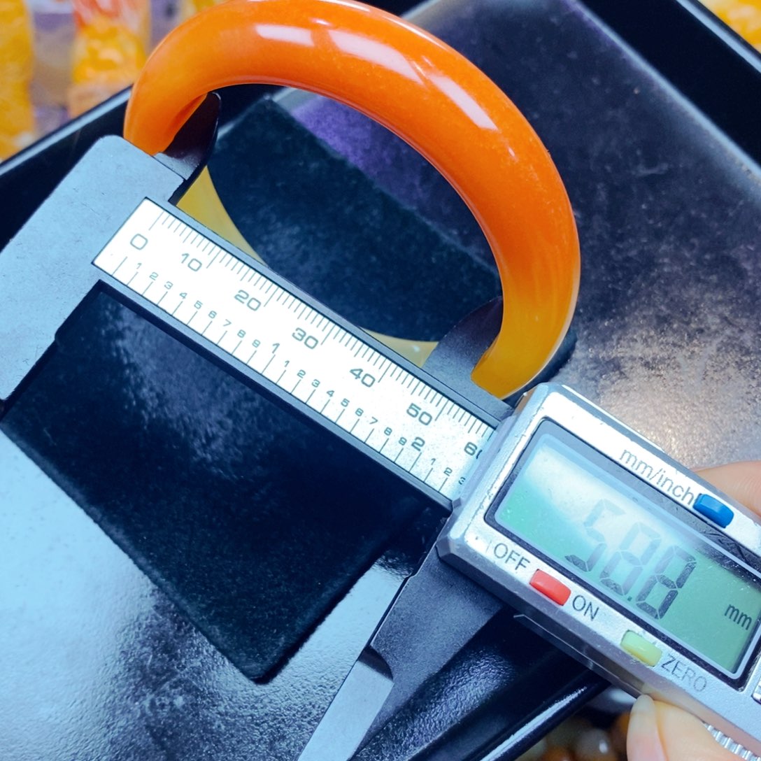 未镶嵌石英质玉（黄龙玉）颈饰