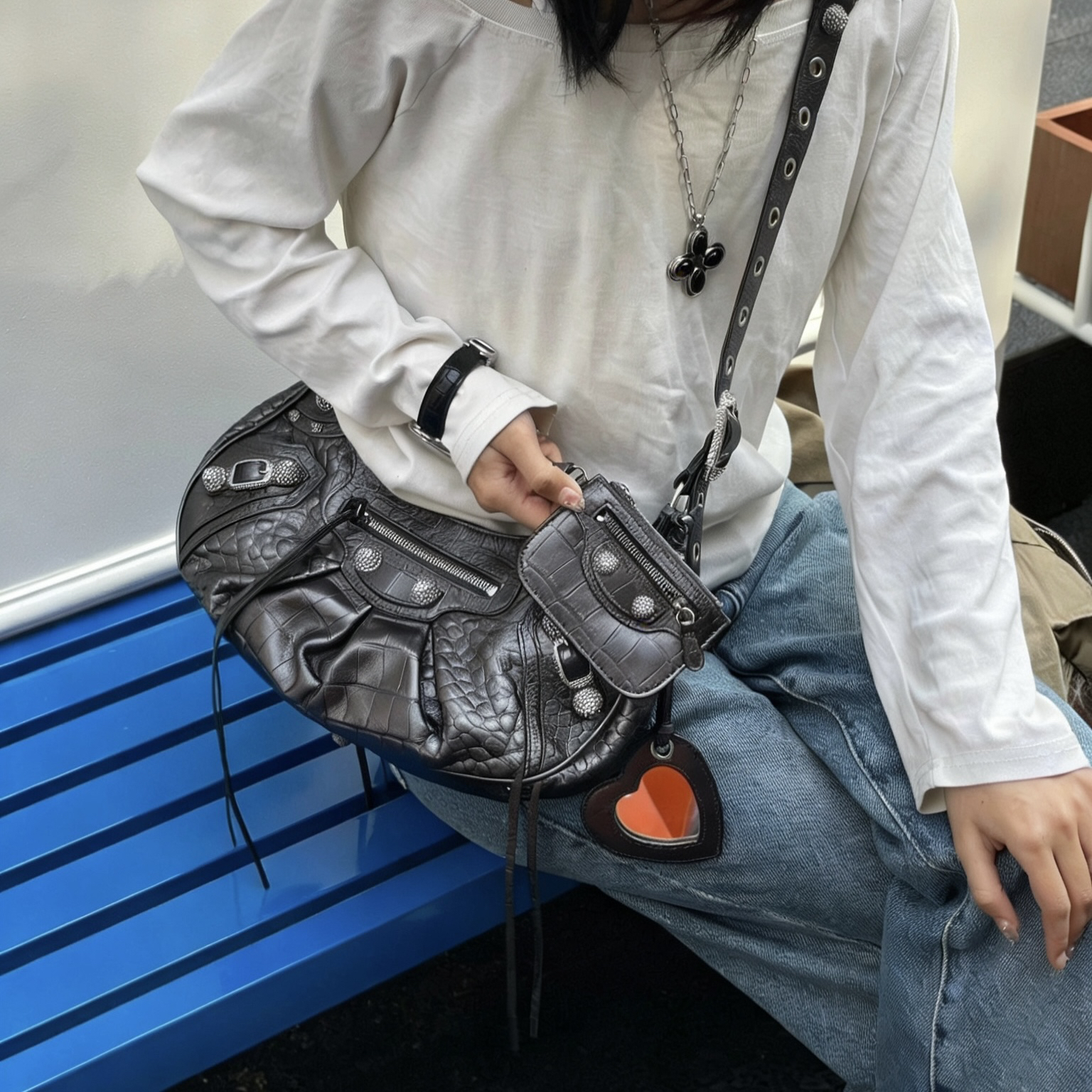 99新 Balenciaga/巴黎世家 （新款在售）钻扣s号枪色鳄压弯月单肩包