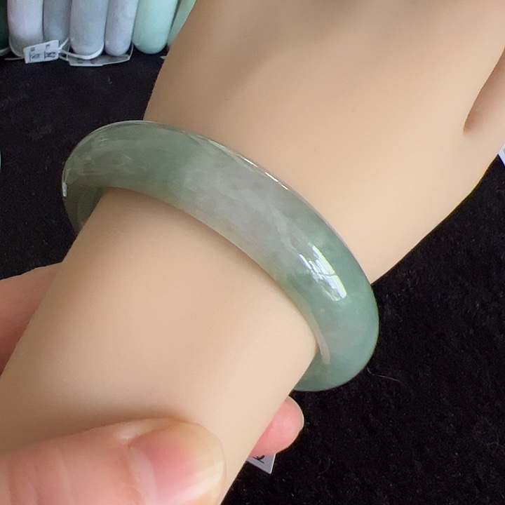 翡翠未镶嵌手镯编号93025圈口57.5