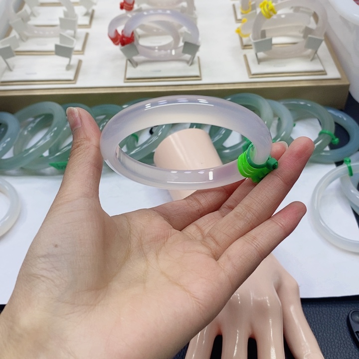 玛瑙/玉髓手镯未镶嵌60圈口