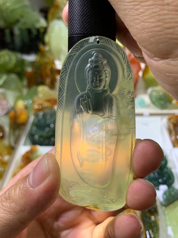 普渡。挂件。 采用天然优质花玉精心雕刻而成冰透精雕俏色