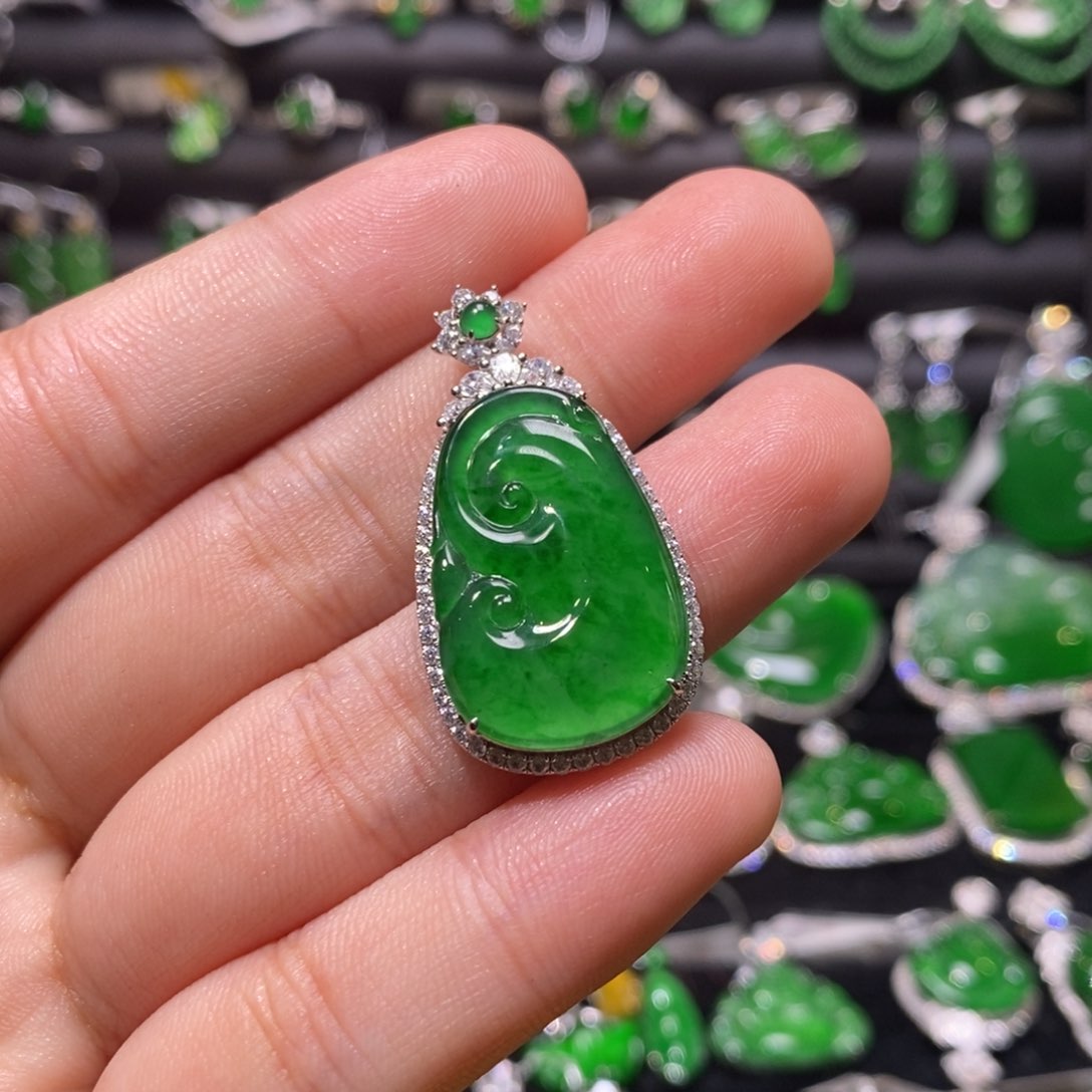 翡翠颈饰18K金镶嵌天然翡翠