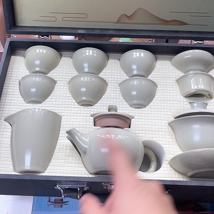 孤品茶具套装等。      