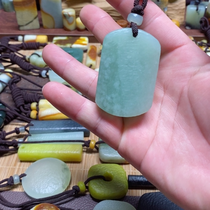 蛇纹石玉挂件未镶嵌