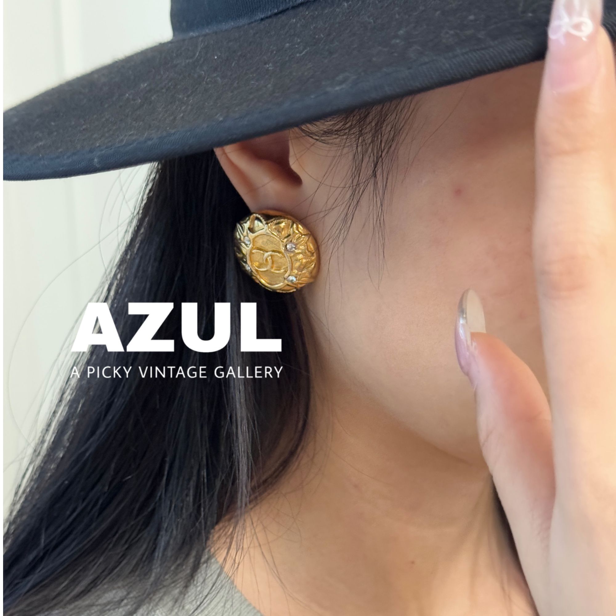 95新 Chanel/香奈儿 Azul - 金色圆形浮雕水钻双C气质耳夹37968  
