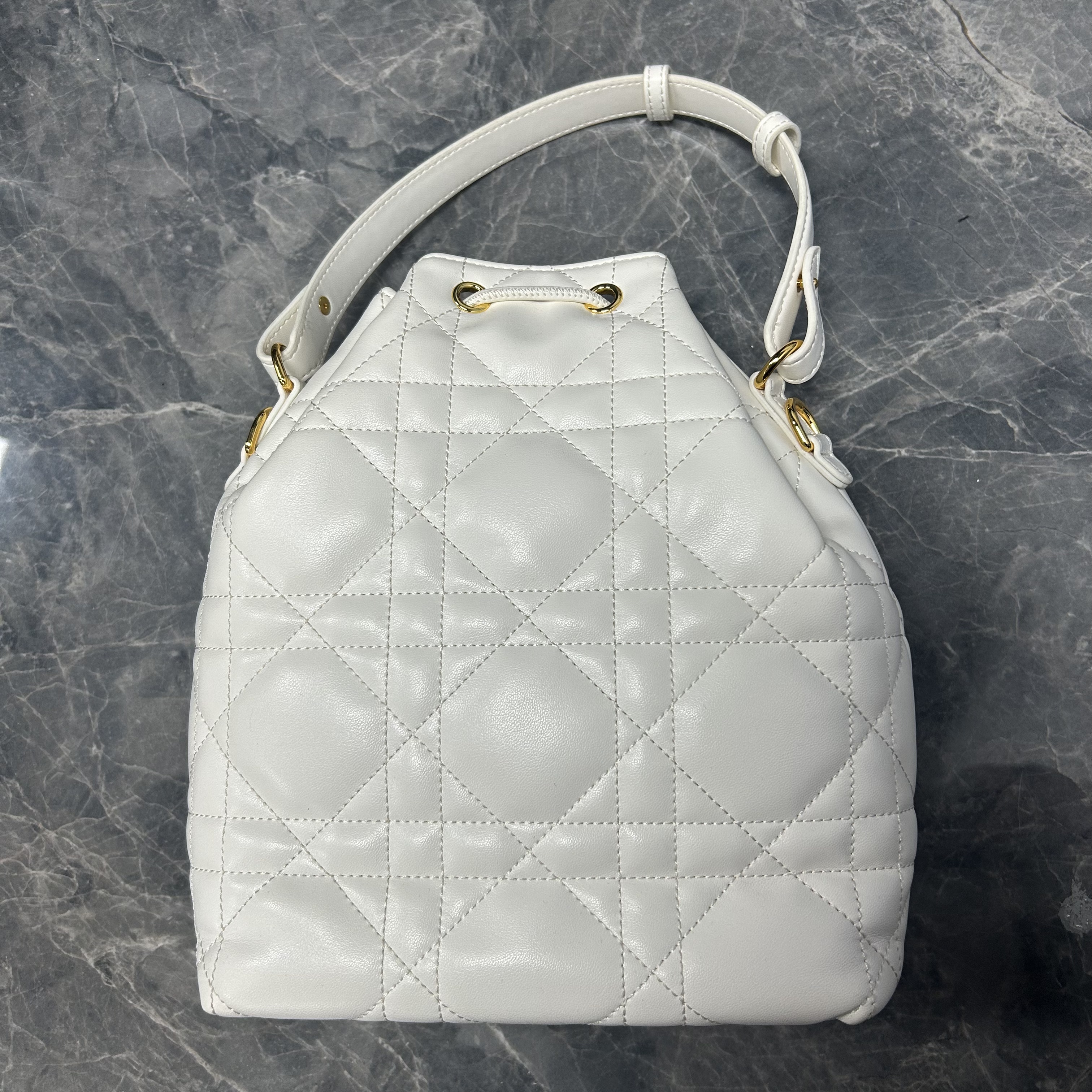 2025新款真皮女包藤格水桶白色