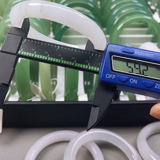 东陵石颈饰未镶嵌