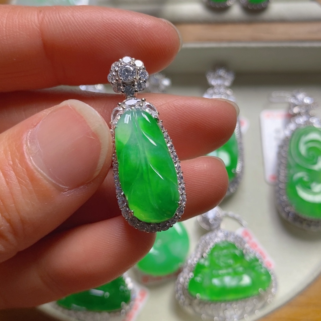 翡翠颈饰银S925镶嵌树叶吊坠