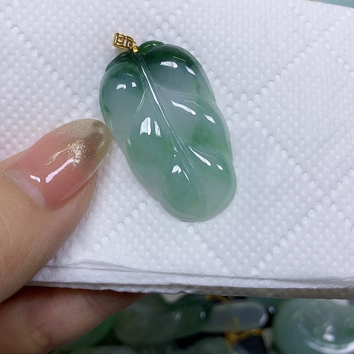 翡翠18K金镶嵌颈饰挂件